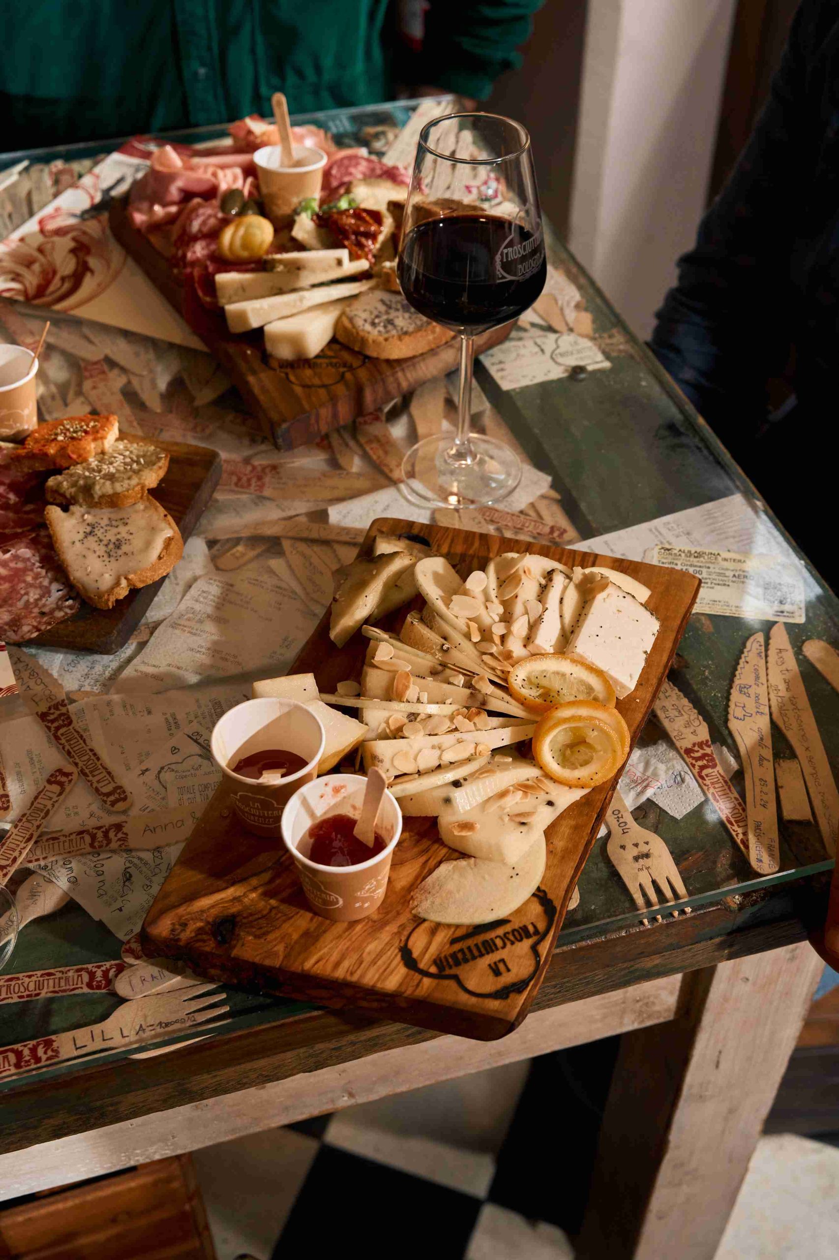 aperitivo con formaggi toscani
